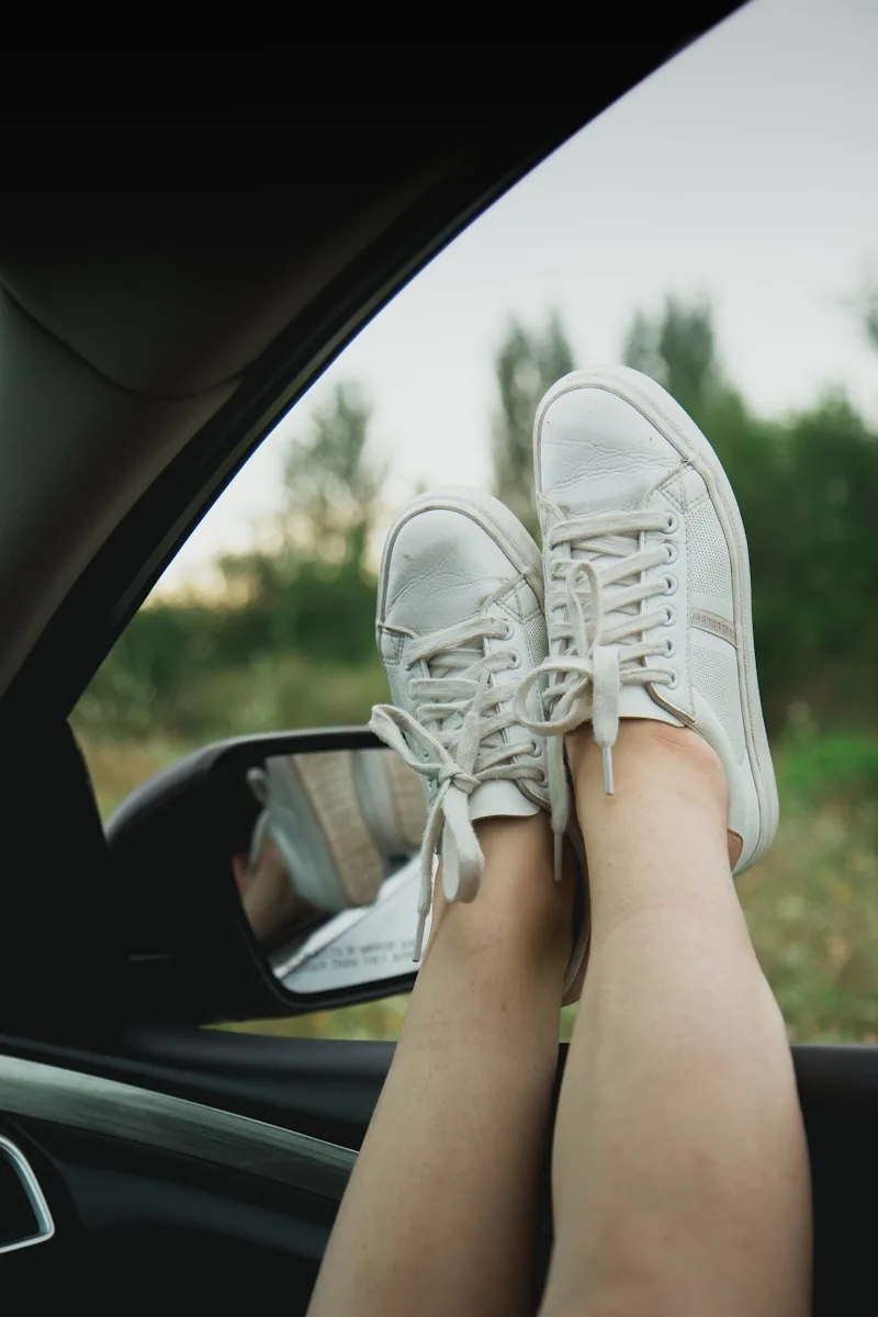 grupo de amigos cenando bajo toldo lateral de furgoneta camper